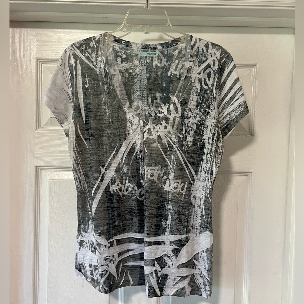 Maurices XL green and white Tshirt